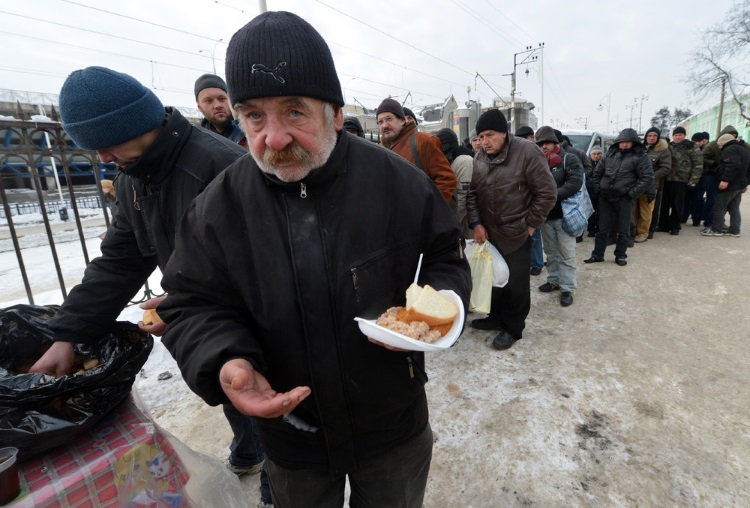 气候零下的乌克兰，无家的游民正耐心排队，只为领取来自社工发给的热腾腾食物。