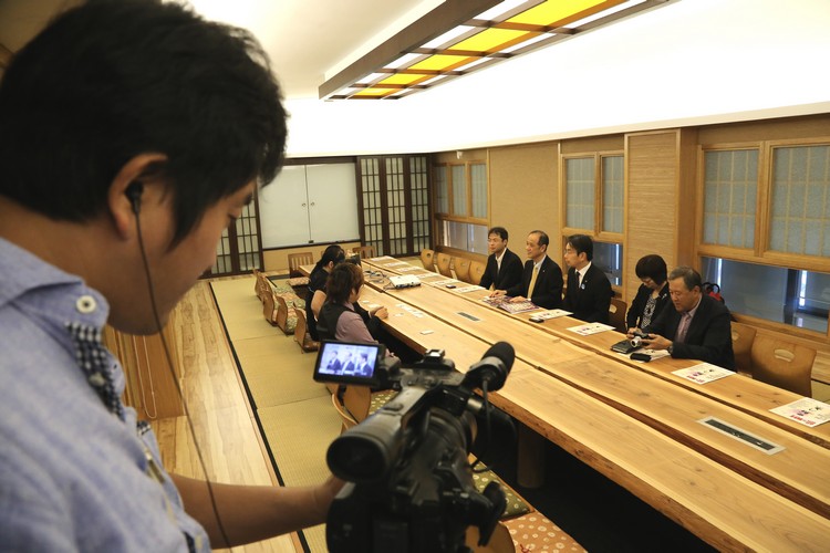 除了市长和副市长，冈山放送株式会社摄制队无也前来拍摄会面过程。