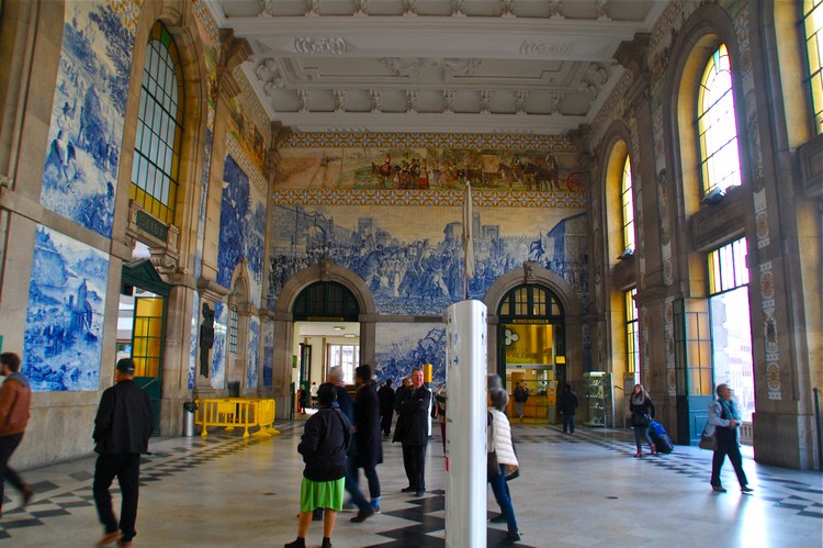 圣贝托火车站的蓝彩瓷砖壁画。
