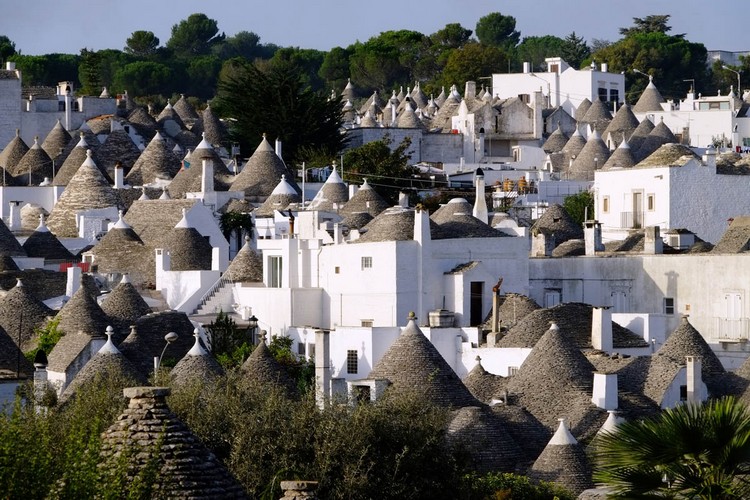 意大利南部Apulia省的小镇Alberobello有1500座白色墙壁并带灰色圆锥形屋顶的石头房子-特鲁利建筑。
