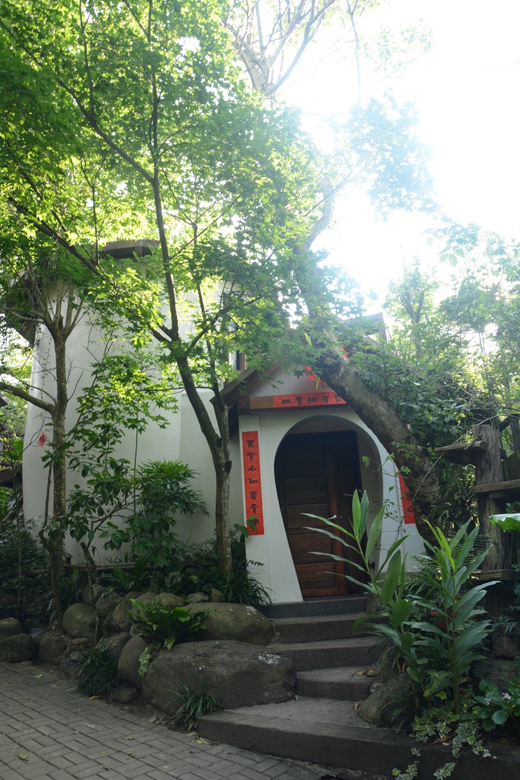 12间独栋的民宿设计各异，木质建筑搭配红灯笼，满院绿色植物，却似早期的台湾农家。（三）