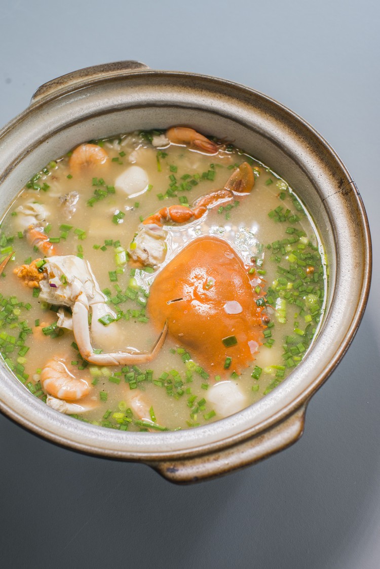海鲜粥（时价） 一大锅粥内含螃蟹、虾、石斑及鱼丸，每口粥都尝到鲜甜滋味。