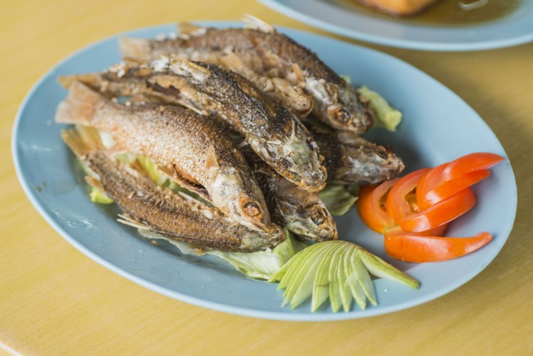 炸只仔鱼（每条RM1.30） 炸得香脆的鱼仔，有些内含鱼卵，好吃。