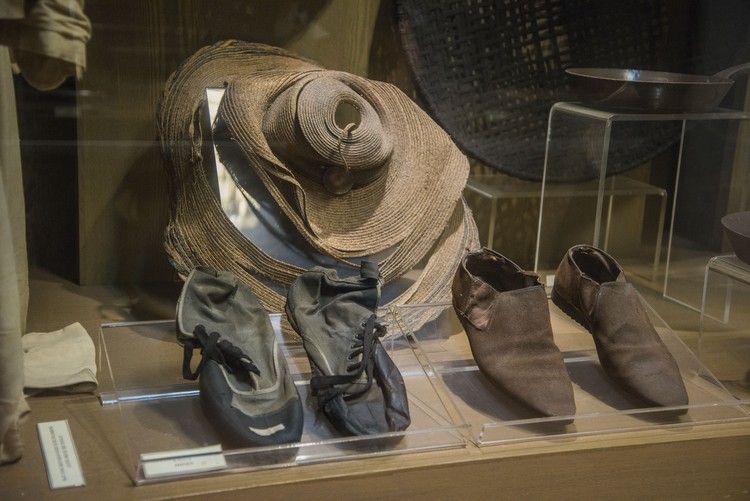 华人矿工当年采锡所穿戴的帽子和鞋子。