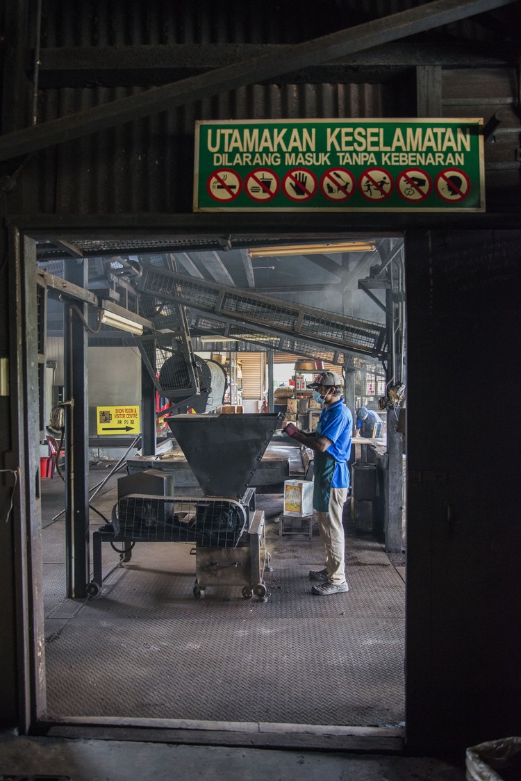 这里，一条皮带拉完整个咖啡厂，只要开启引擎，就会发动6台旧机器运作。