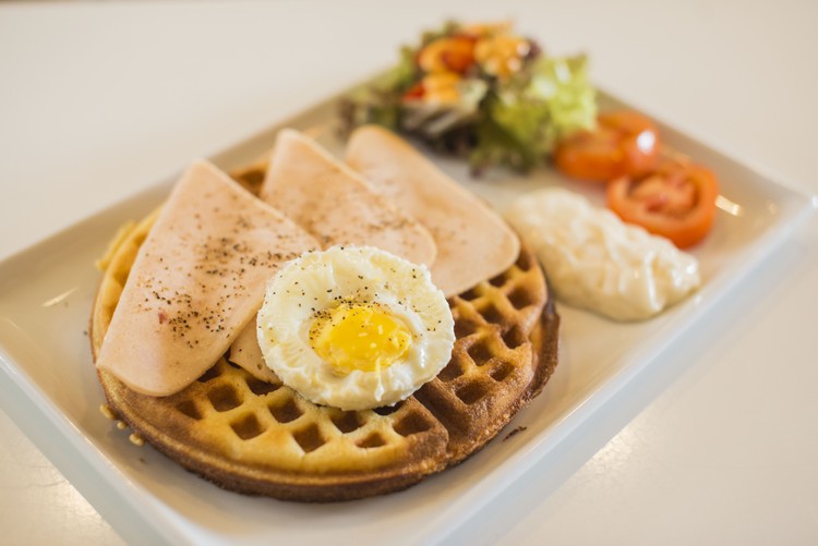 Chicken Slice Waffle（RM10.90） 口感脆甜的窝夫，搭配3片鸡肉火腿和太阳蛋，咸甜交融，美味。