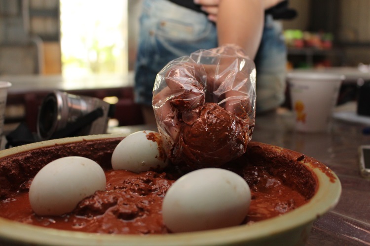 咸蛋腌制过程少不了在鸭蛋外壳上沾满红土、盐巴及冷开水混成的“泥浆”。