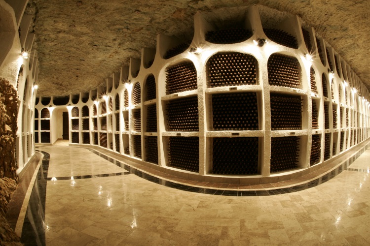 收藏着200万瓶葡萄酒，有些还是世界收藏家价值连城的私酒。