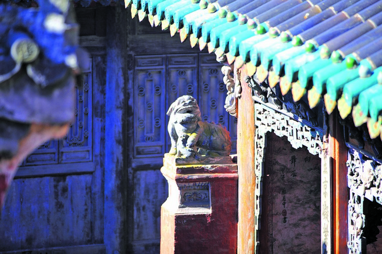 宫殿内每一支柱，每一片瓦，每一个雕像都展现中国古代艺术造诣。