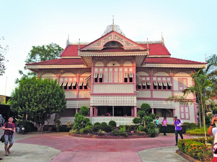 这间浪漫色彩的古屋 Khum Wongburi Museum 还保留当地人历史文物与生活故事，是一页页活历史书，让大家更了解当地文化。