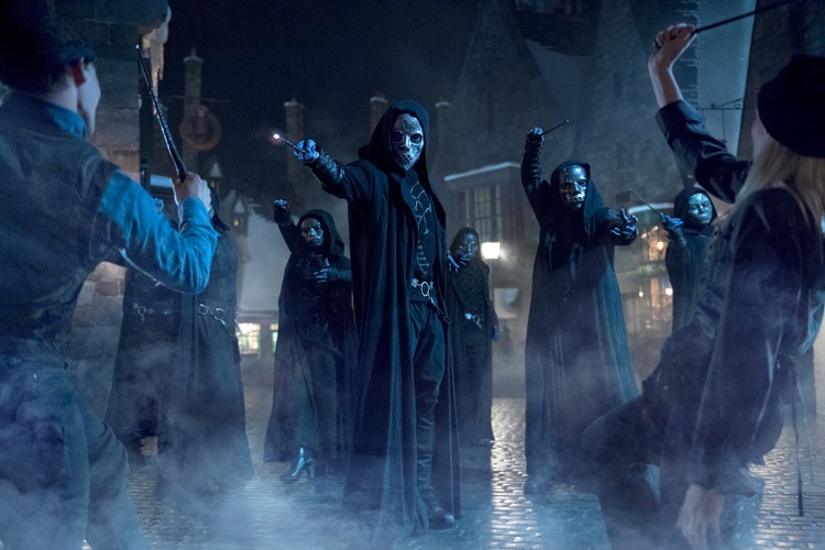 万圣节期间的夜晚，哈利波特的魔法世界招徕了食死徒（Death Eater），为平静的魔法世界带来恐怖阴影。