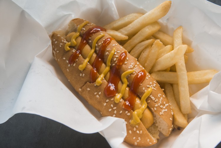 Chicken Hotdog in Bun（Children's Meal Set D，附有薯条、果冻及盒装饮料）