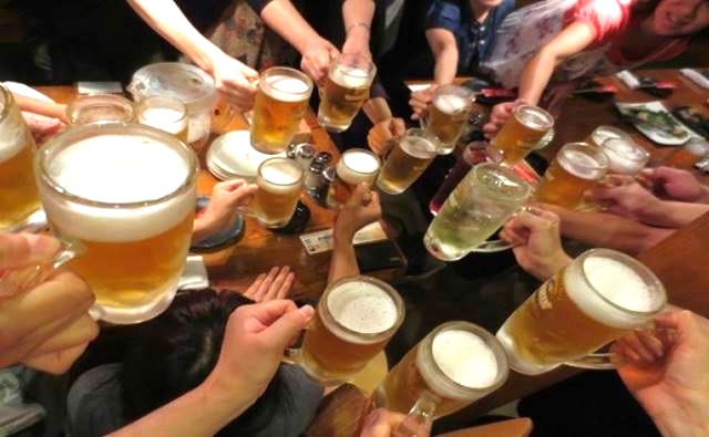 喝酒前先为他人倒满，这是日本的饮酒文化。礼尚往来的添酒也成了乐趣之一，这时即兴来个“干杯！”，可让气氛变得更好！（p/s:干杯不需要喝完，喝一两口示意即可。） 