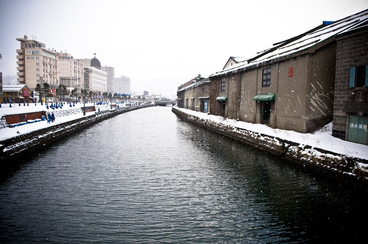 小樽更是北海道浪漫总部，祭出一道小樽运河，就足以让所有情人们迷醉。