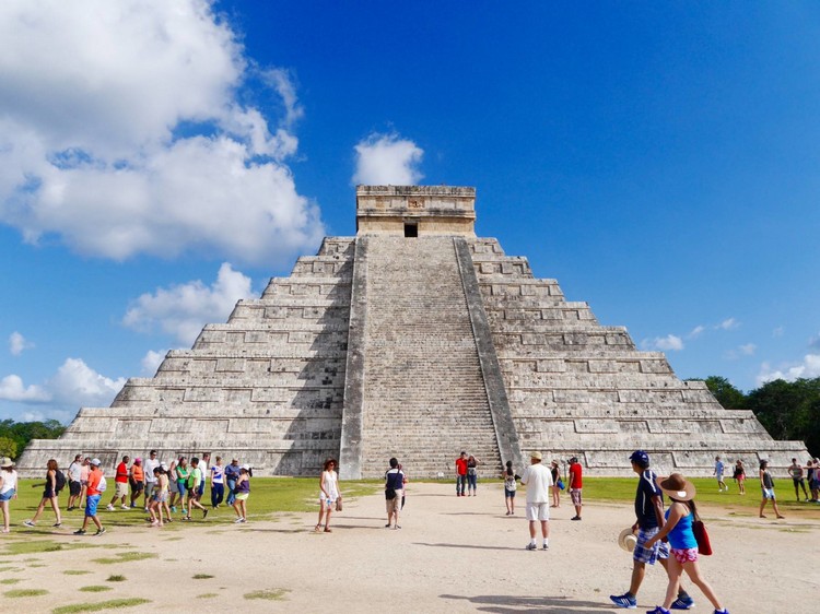 库库尔坎金字塔（Pyramid of Kukulcan） 这是奇琴伊察其中一个象征的遗迹，其名库库尔坎在玛雅文化中是羽蛇神的意思，而这个石塔就是供奉祂的圣殿。