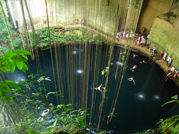 这个则是可以进入畅泳的天然井，叫做Cenote Ik Kil。