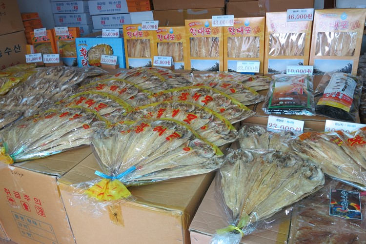 在冬天的平昌，不难看到贩卖出售卖包装好的黄太鱼。