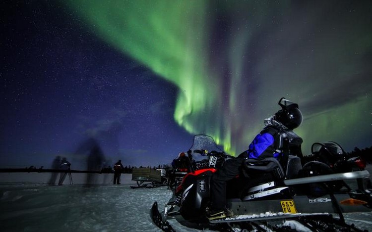 Aurora hunting by snowmobile-2