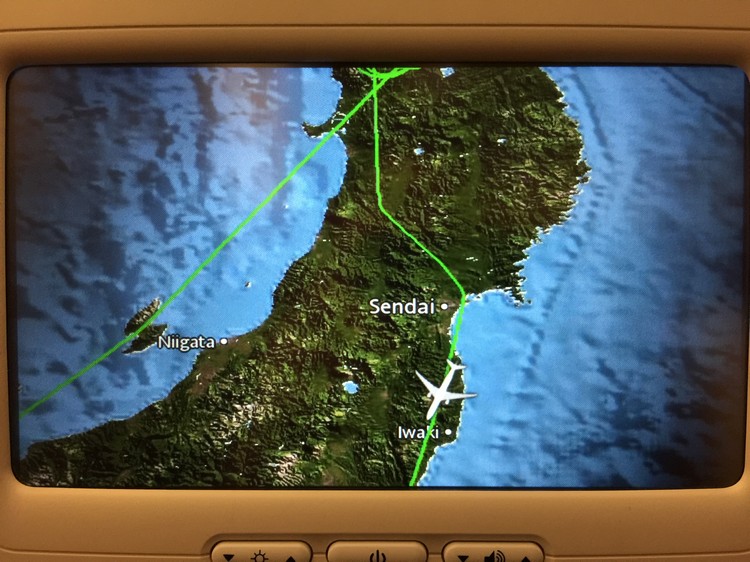 因为机场大雪下不停，飞机在日本东北上空盘旋数圈后，基于安全还是决定先往南到东京成田机场降落。
