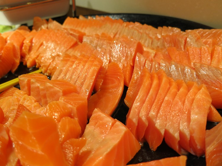 鲜美的厚切三文鱼刺身，在自助餐上吃到你够为止！