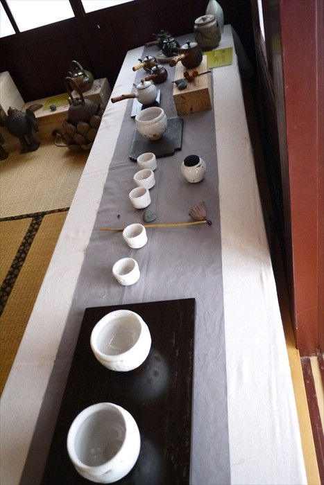 馆内摆设整齐的茶具展示。
