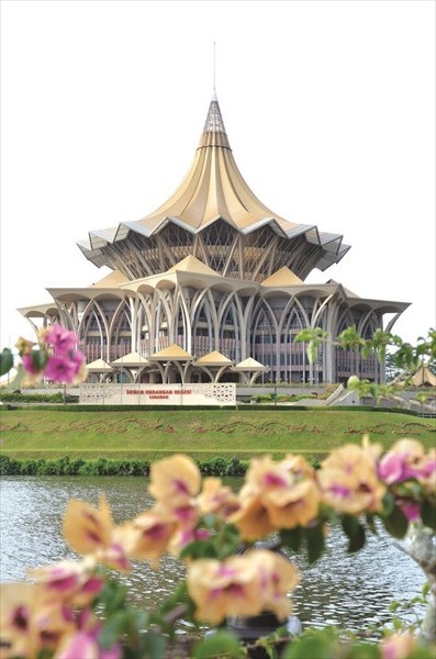 新与旧的对比，砂拉越州议会大厦和总督府。