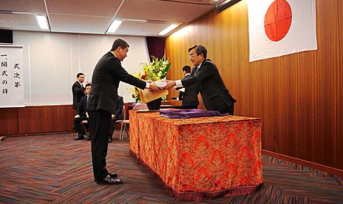 Lee accepting the prestigious Japan Tourism agency Commissioner’s Commendation award last October.