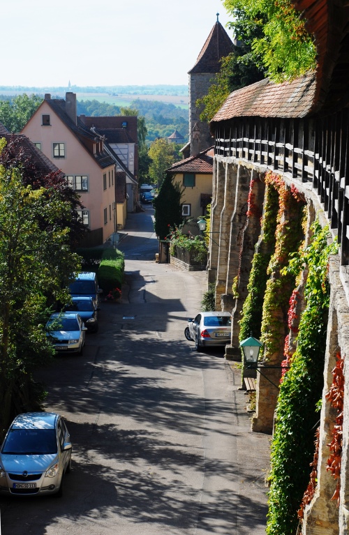 总长2.5公里，将罗腾堡完整包围的城墙非常适合环城散步。