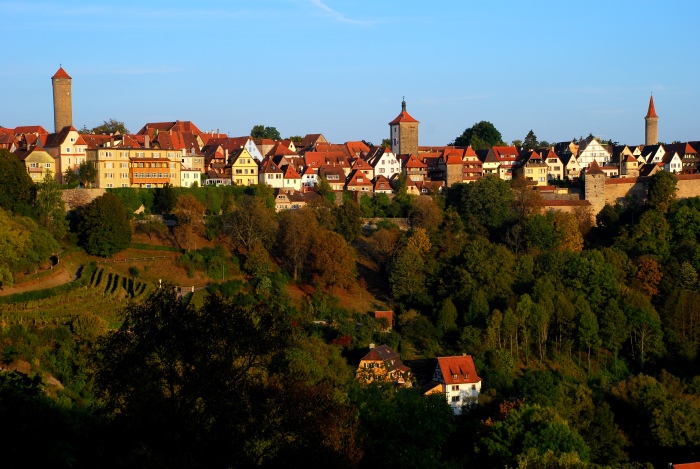 由环绕花园的城墙上眺望，可望见罗登堡部分美丽全景。