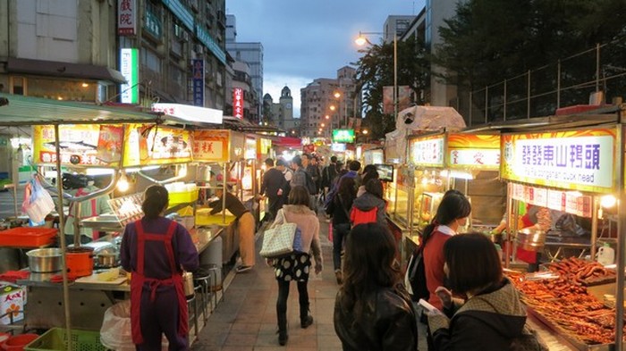 台湾最著名的就是夜市小吃，这也吸引许多游客的原因之一。图为台湾宁夏夜市。