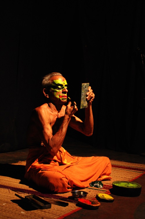 Kathakali表演，演员正为自己上妆。