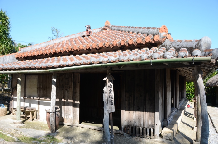  旧时的冲绳民宅，红屋瓦上正中央一定会放置传说能够辟邪挡煞的风狮爷。