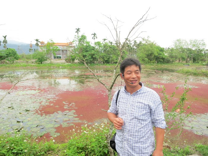 老板徐志雄对水草有深厚的感情和知识。后方池塘上的为满江红，一种浮水性蕨类。