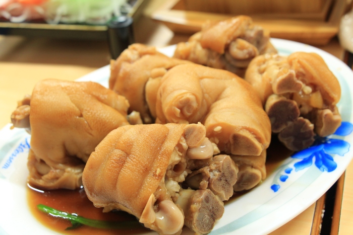 卤猪脚 来冲绳一定要吃的卤猪脚，肉质肥而不腻，味道清甜，卖相虽然不佳，却绝对可口！