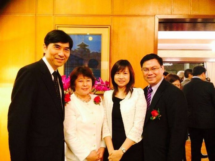 （左起）日本驻新加坡大使竹内春久夫妇，以及新加坡新加坡蘋果旅遊执行董事张炳珊夫妇。