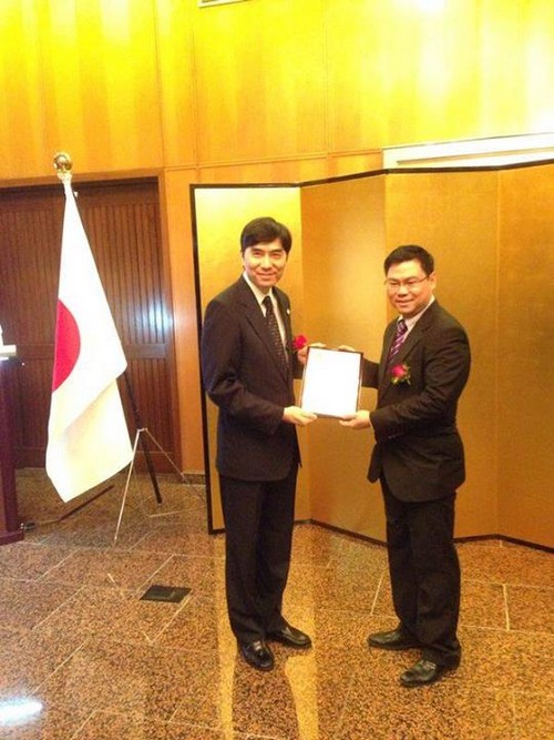 日本驻新加坡大使竹内春久（左）,将奖项颁发给新加坡新加坡蘋果旅遊执行董事张炳珊（右）。