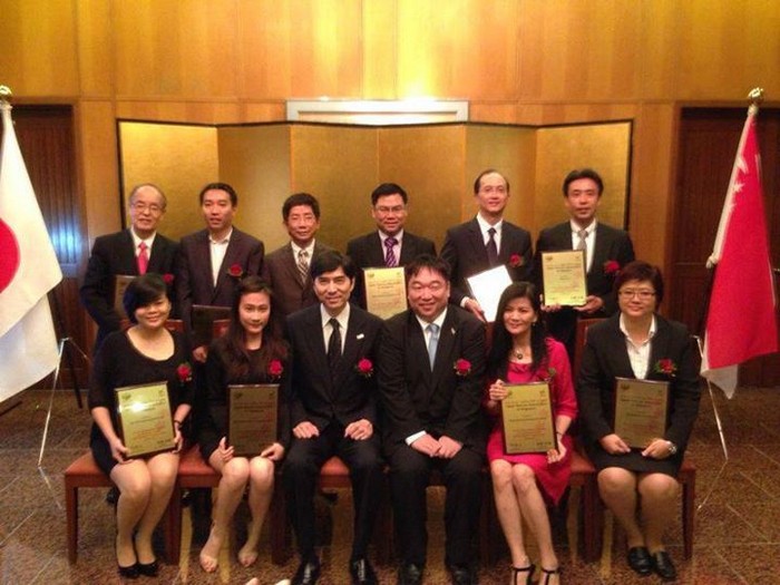 “新加坡 ‧ 2013年日本旅游奖”颁发仪式在日本驻新加坡领事馆进行。图为十大获奖旅行社。