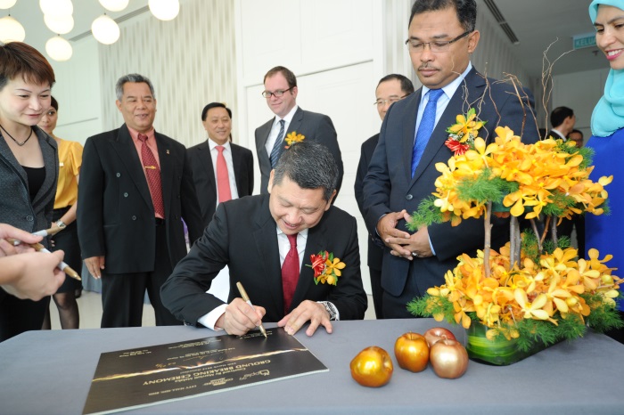 集团董事经理拿督李益辉签下具有开拓性的一刻，由甲首长（左）见证。