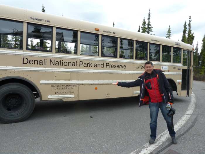 来，跟李桑一起登上森林巴士，乘坐两个小时到目的地——北美最高山“Mt.Mckinley” ！