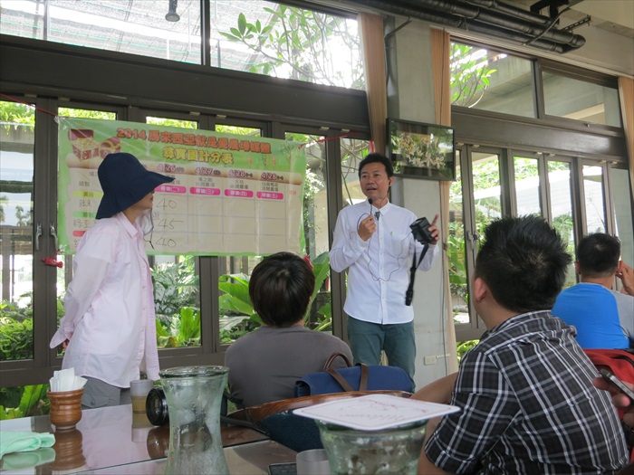 导览之前，馆主吴文平先向媒体解说关于薰之园的背景故事。