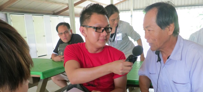 爱FM DJ 梁金龙正访问台南鸭庄休闲农场场长苏清发。