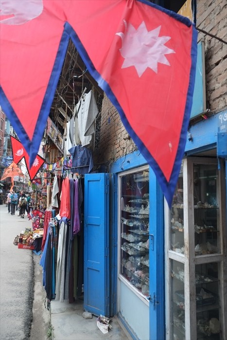 尼泊尔国旗挂在大街上