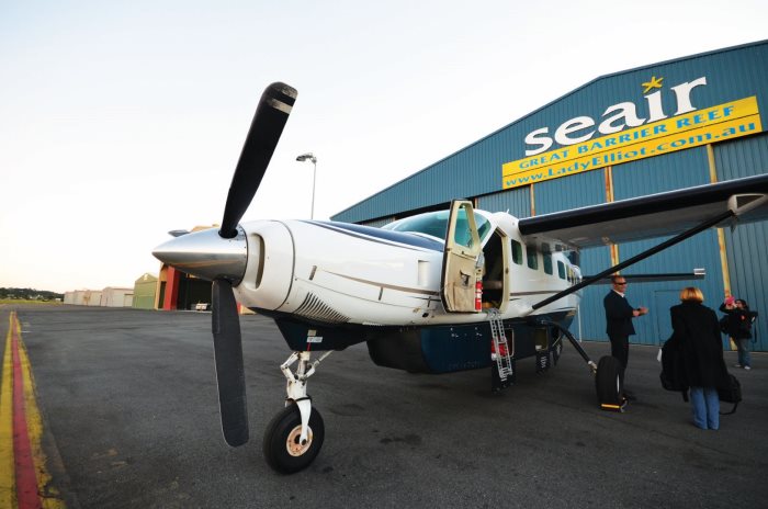 Seair的小型飞机，从黄金海岸到伊莉特夫人岛需2小时的飞行时间。