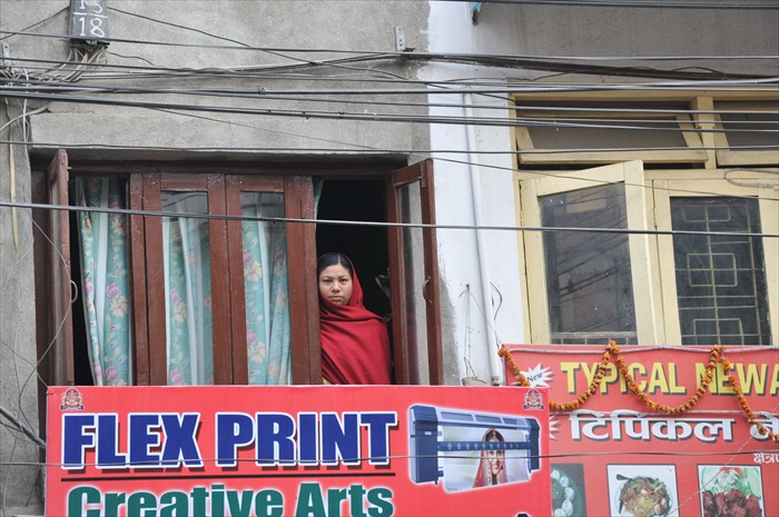 尼泊尔妇女也在观看街上的游客