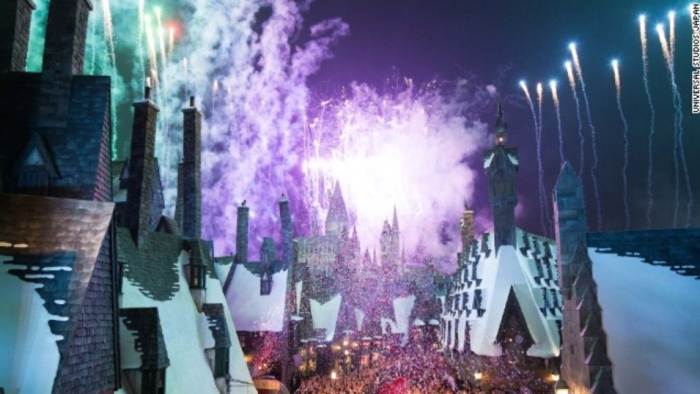  On the eve of the new Harry Potter attraction's opening, Universal Studios Japan invited 1,000 guests to a special ceremony that included fireworks.