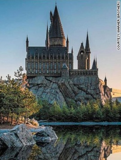  Visitors to the Japanese version of the Wizarding World of Harry Potter will find a few things that aren't in the Orlando park, such as the Black Lake in front of Hogwarts.