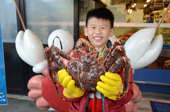 能够在产地吃新鲜帝王蟹，怎能不笑逐颜开？