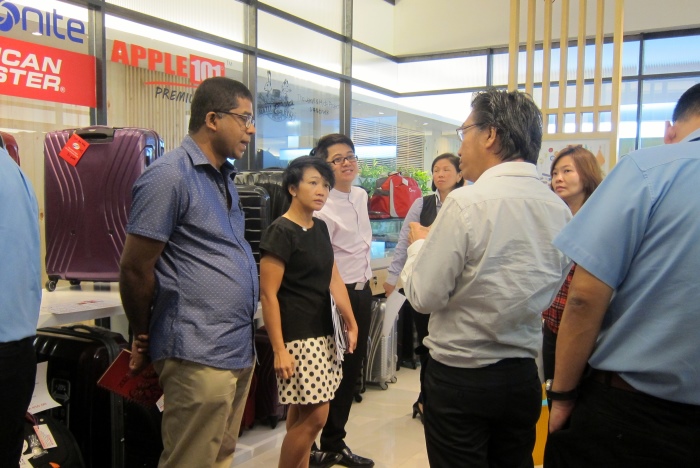 蘋果旅遊集团副董事经理拿督斯里许育兴（右）向Dato Bernard解释蘋果101礼品兑换的运作。