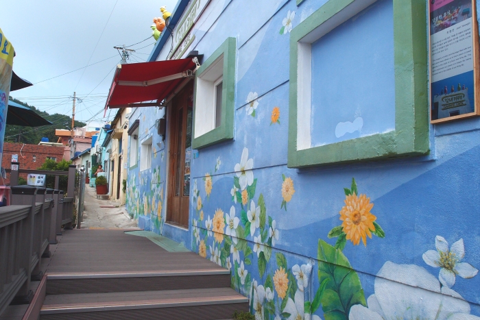 文化村里巷弄旁的休闲咖啡厅，壁画好美～