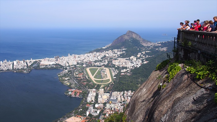 在海拔710米上鸟瞰里约热内卢市。